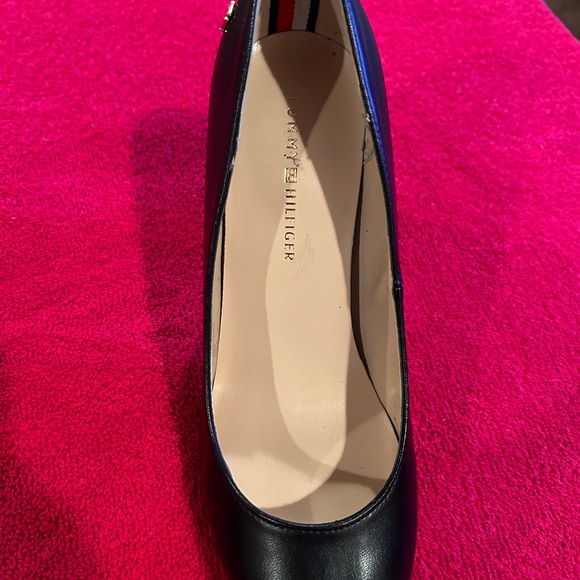 Tommy Hilfiger - Slightly worn Abilene classic pointed toe stacked heel pump - Picture 3 of 3